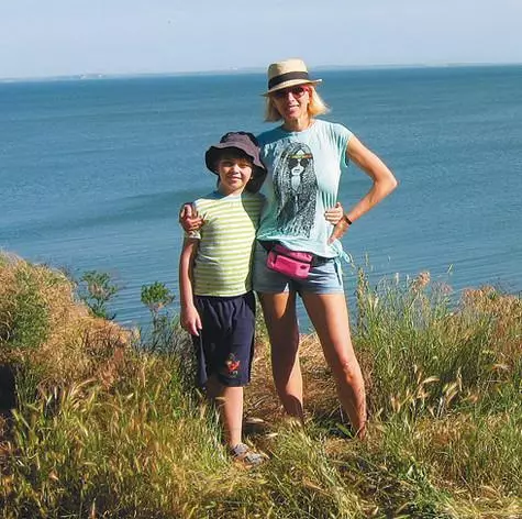 Целото лето Алена, заедно со Синот Гриша, го држи морето во родниот Керч, каде што пред две години купив куќа. .