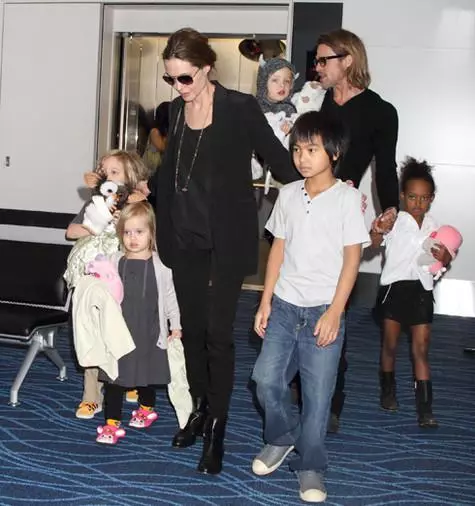 Angeli Jolie e Brad Pitt con fillos. Foto: REX CARACTERÍSTICAS / FOTODOM.RU.
