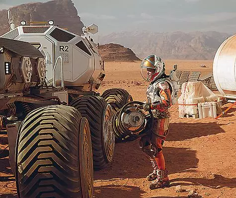 Lanskap Mars diciptakan kembali di paviliun studio film di Budapest, dan pemandangan panorama difilmkan di Vadi Rama Valley di Yordania. .