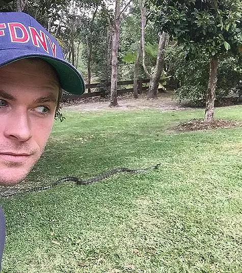 Chris Hemsworth visade en orm som fylldes i trädgården. Foto: Instagram.com/chrishemsworth.
