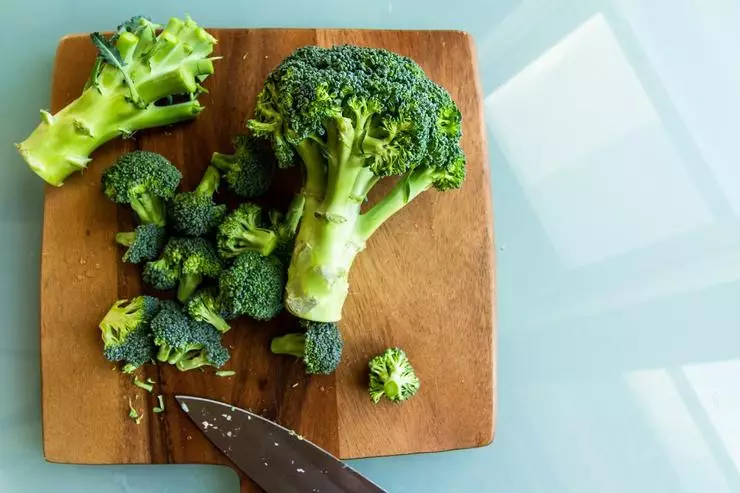 Broccoli nicht nur nützlich, sondern auch kalorienarmes Gemüse