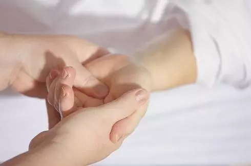 Làm massage tay hàng ngày với glycerin, bạn sẽ ngạc nhiên về kết quả