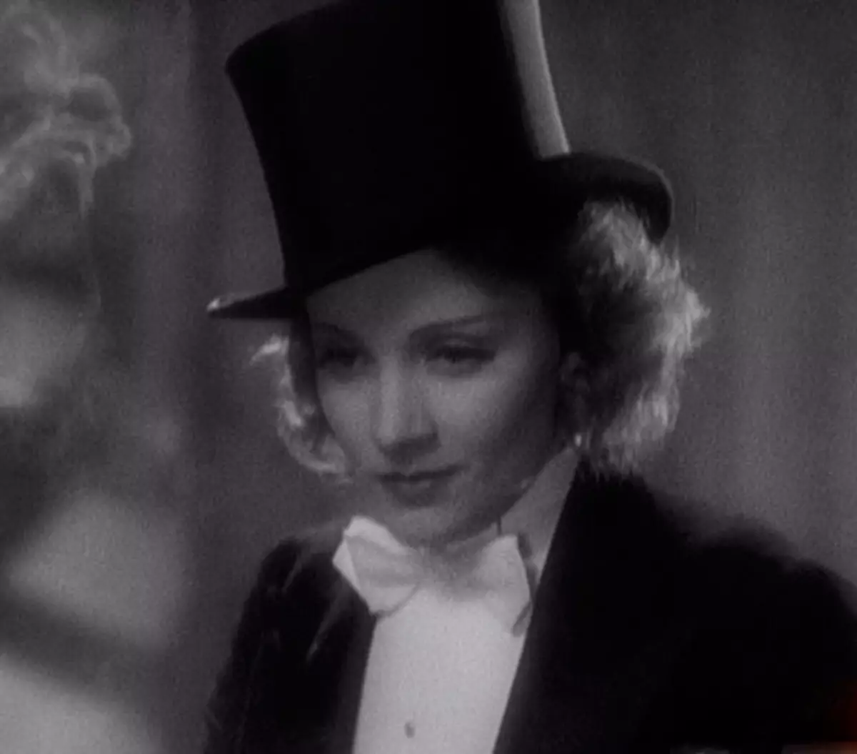 Marlene Dietrich i en smoking och cylinder