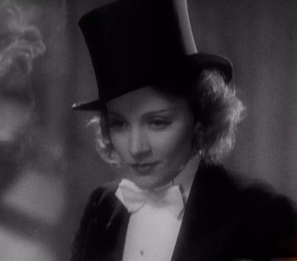 Marlene Dietrich yn in tuxedo en silinder