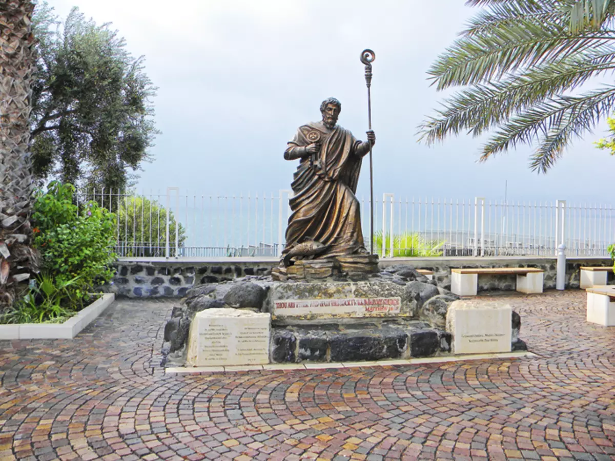 Kapernahum-en Nazarethr Kristoren aterpea aurkitu zuen, eta hemen aurkitu zituen bere kideak. San Pedroko estatua - hiriaren sarreran nabaritzen duzun lehenengo gauza