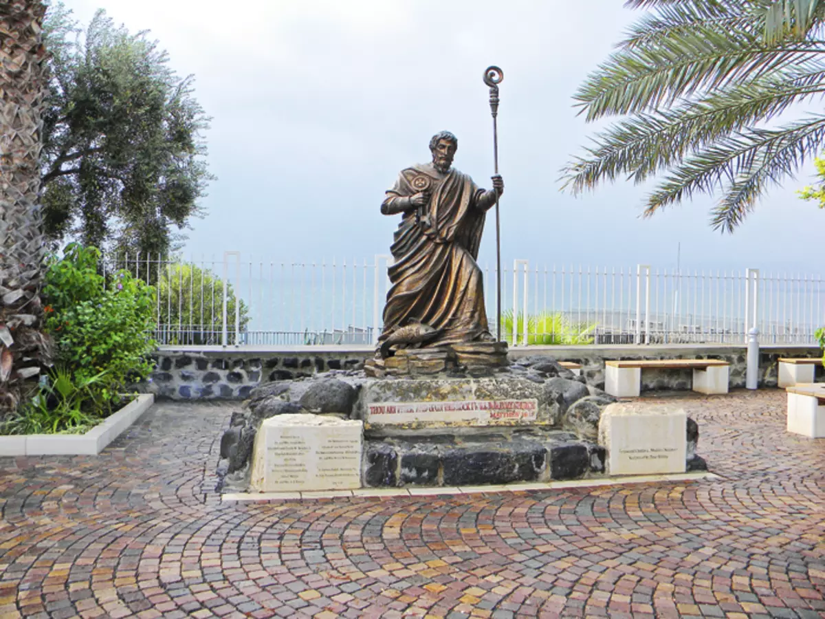 I Kapernahum fant lyet fra Nasarh Kristus, og her fant hans medarbeidere. Statue of St. Peter - det første du merker ved inngangen til byen