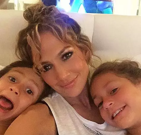 Jennifer Lopez með tvíburum. Mynd: Instagram.com/jlo.