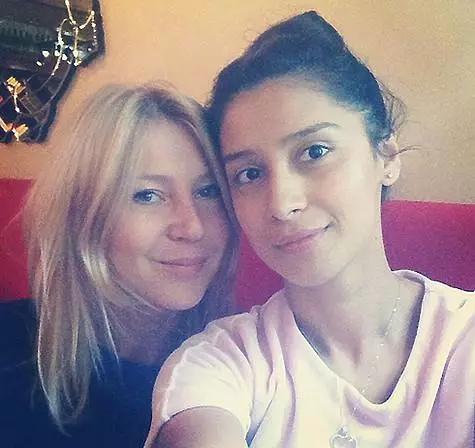 Ravshana Kurkova kokoontuu aamulla rakkaalla tyttöystävänsä kanssa. Kuva: Instagram.com/rav_shana.