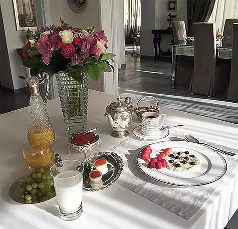 ארוחת בוקר Rudkovskaya גרמה לרגשות סותרים מהמנויים שלה. צילום: Instagram.com/enkovskayoficial.