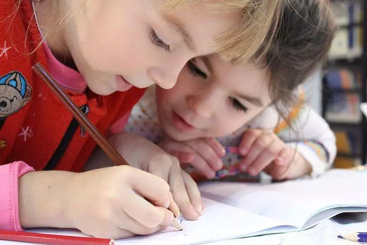 Enciende a un niño por pernoctaciones a amigos