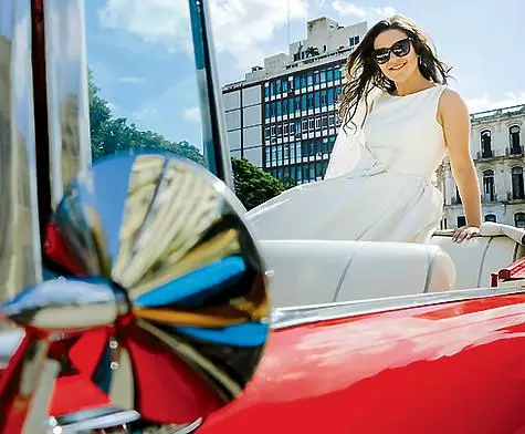 Una sessione fotografica nel vestito da sposa Dina disposte durante la luna di miele, che passò a Cuba. Il suo cantante coniuge nasconde accuratamente, preferendo parlare della sua vita personale solo a parenti e amici. .