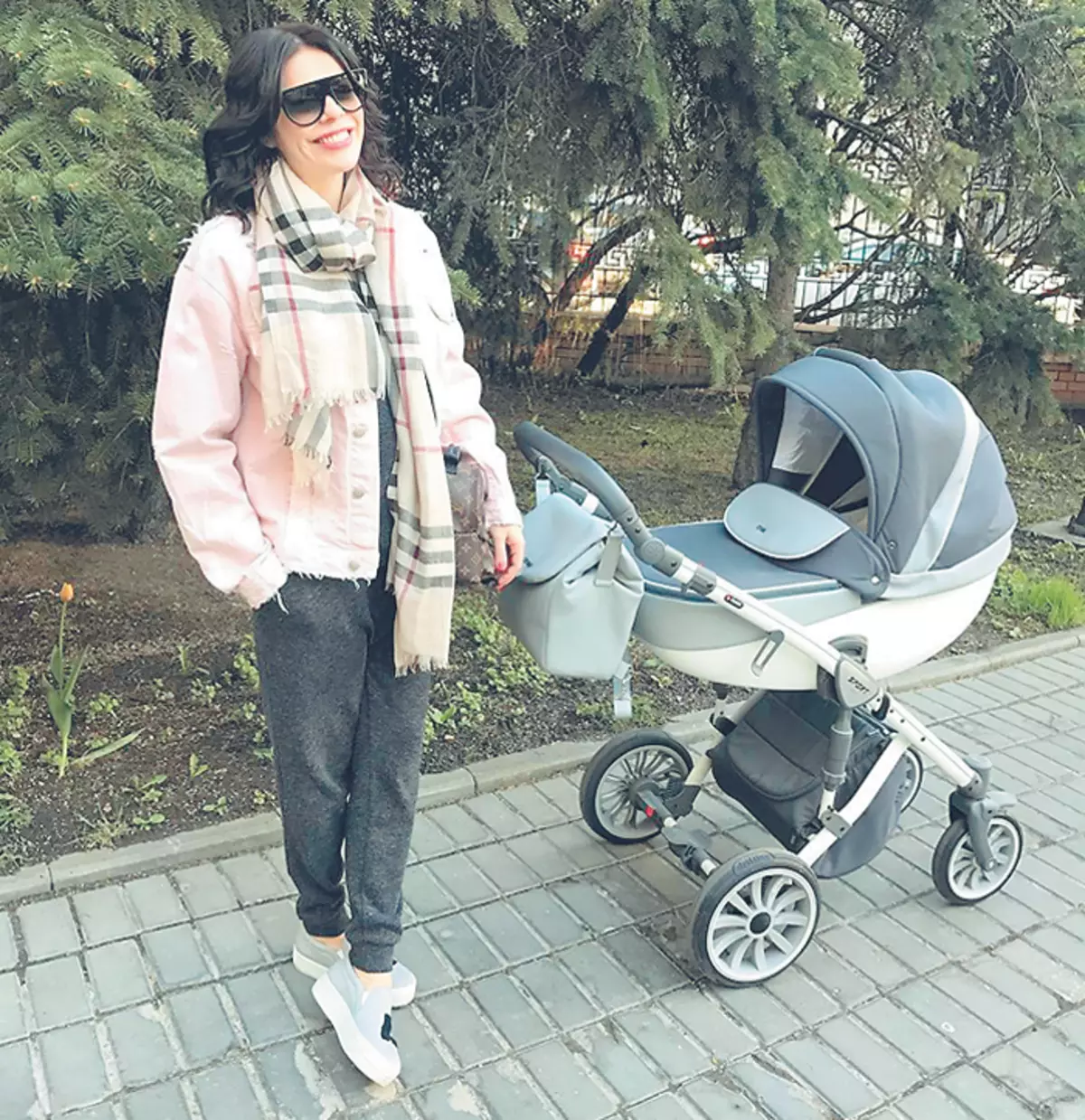 Promenades quotidiennes avec bébé aide Stska pour retourner la forme précédente. Anastasia n'oublie pas non plus les cours de yoga réguliers