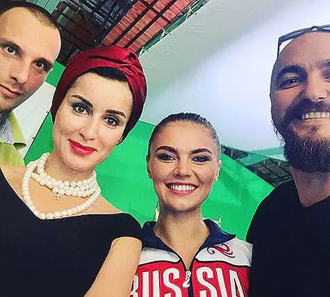 Tina Kandelaki, kiel la ĝenerala produktanto de nova sporta kanalo, invitis Alina Kabaev sur la pafado de unu el la ilaroj. Foto: Instagram.com/tina_kandelaki.