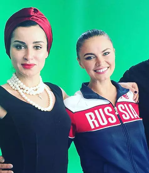 Fanoj de Kabaeva ne vidis siajn fotojn dum longa tempo. Ili ĝojis, kiel aspektas alna. Kaj rimarkis, ke ŝi estas tre maldika kaj rigardis. Foto: Instagram.com/tina_kandelaki.