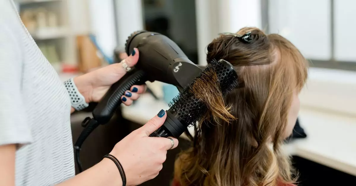 Cabelos secos com um secador de cabelo: os pesquisadores destruíram o mito sobre os perigos do procedimento