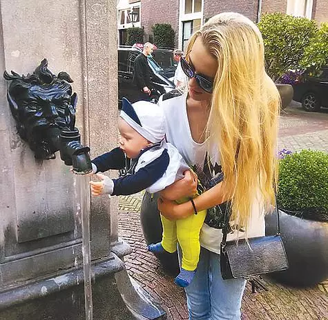 Dasha Rusakova con suo figlio ad Amsterdam. .