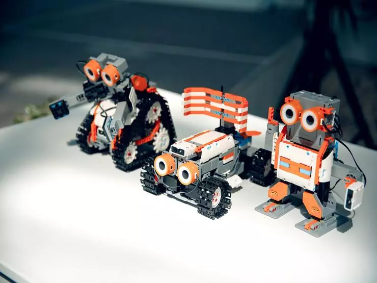 Mat der Hëllef vun Jimu Roboter kënnt Dir einfach den pädagogesche Prozess an engem spannenden Spill dréien