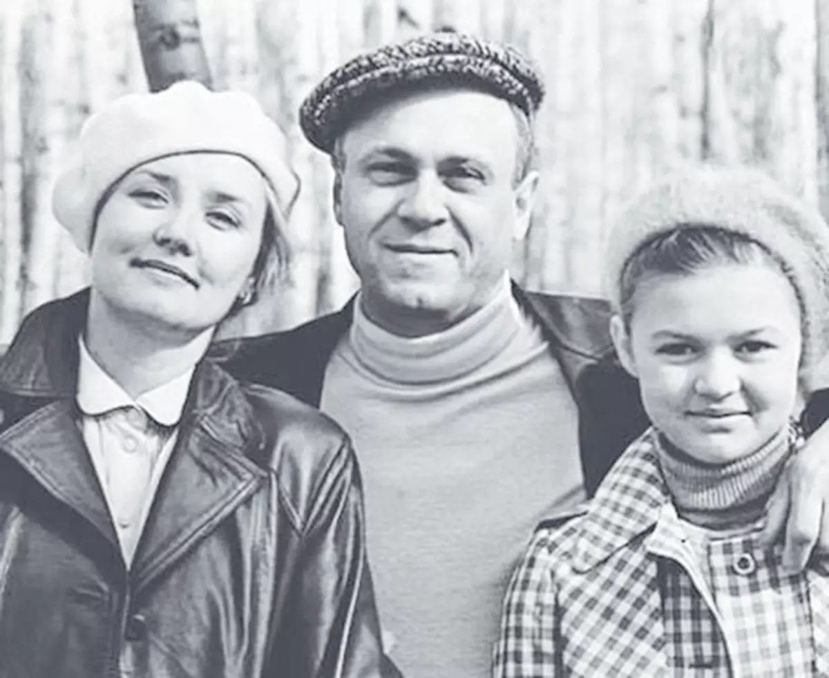 Julia jove i els seus famosos pares: director Vladimir Menshov i actriu Vera Alentova