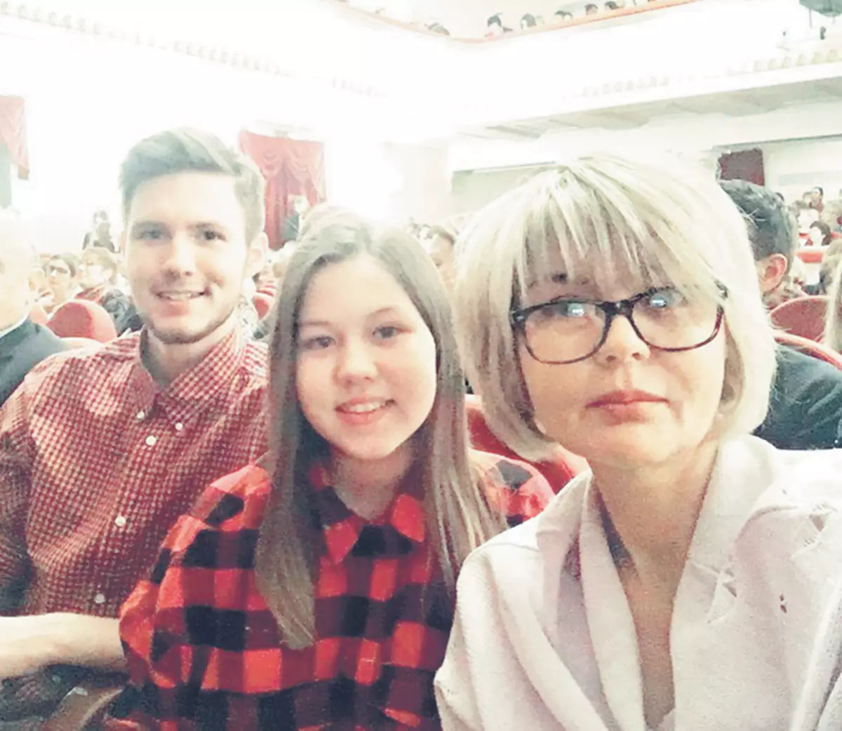 Julia con hija Taisia ​​y su hijo Andrey, que decidieron continuar la dinastía actuando e inscrita en la Escuela de Estudio de MCAT
