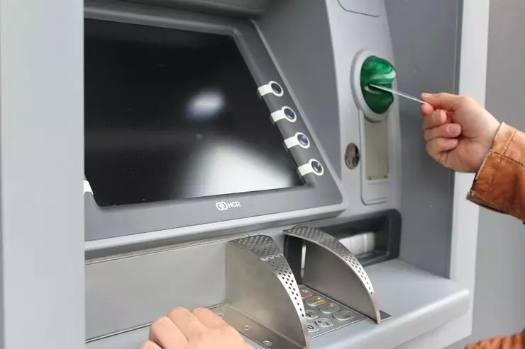 Bankomatlar ýüzlerçe adamy ulanýarlar