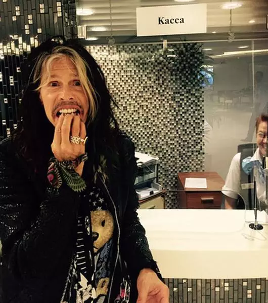 Video: Stephen Tyler cantó en Moscú con un músico callejero