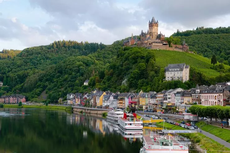 Widok na miasto Cochem z rzeki Moselle
