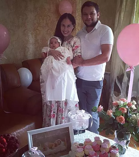 Ilan Yurieva e sua esposa Dmitry Dmitdin e Diana filha, que nasceu em 28 de abril. Foto: Instagram.com/ilana7788.