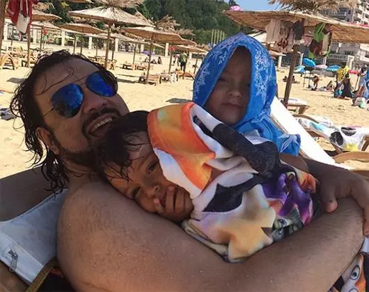 Philip Kirkorov nuduhake foto pantai anak-anake