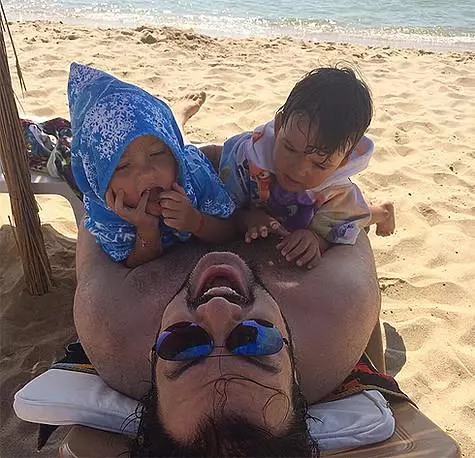 ფილიპ კირკოროვმა აჩვენა, რომ პლაჟზე დასვენება ალას ვიქტორია და მარტინთან ერთად. ფოტო: Instagram.com/fkirkorov.