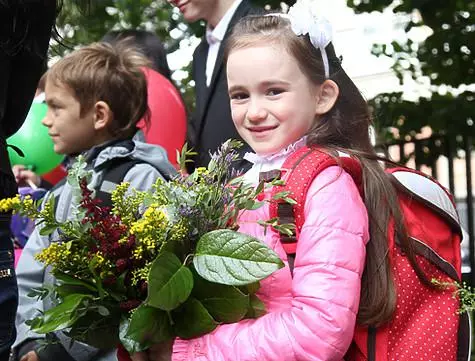 La hija Kati Lel Emilia por primera vez fue a la escuela.