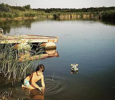 אלכסנדר דיברוב בשמחה תופס צפרדעים. צילום: Instagram.com/polinadibrova.