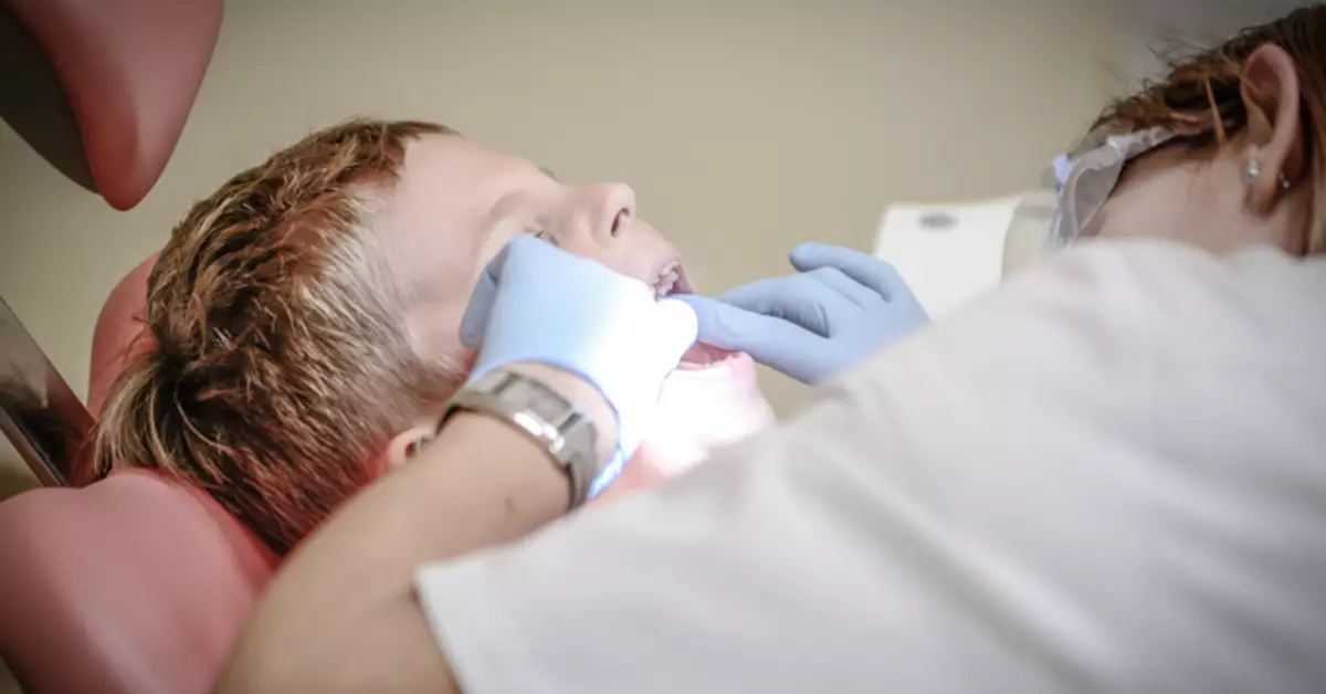 Perché l'anno scolastico deve essere iniziato con una visita al dentista