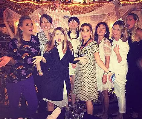 अन्ना सेमेनोविच अन्ना Tsukanov-Cott और Tatiana Bulanova दुल्हन के आमंत्रित दोस्तों के बीच उपस्थित थे। फोटो: Instagram.com।