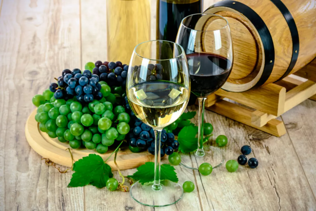 Röda och vita viner skiljer sig i form av glasögon och på bulken som kombineras med