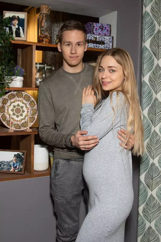 Anastasia Krylova og Alexander Samoilenko-Jr. Spillede rollen som newlyweds, der venter på genopfyldning i familien