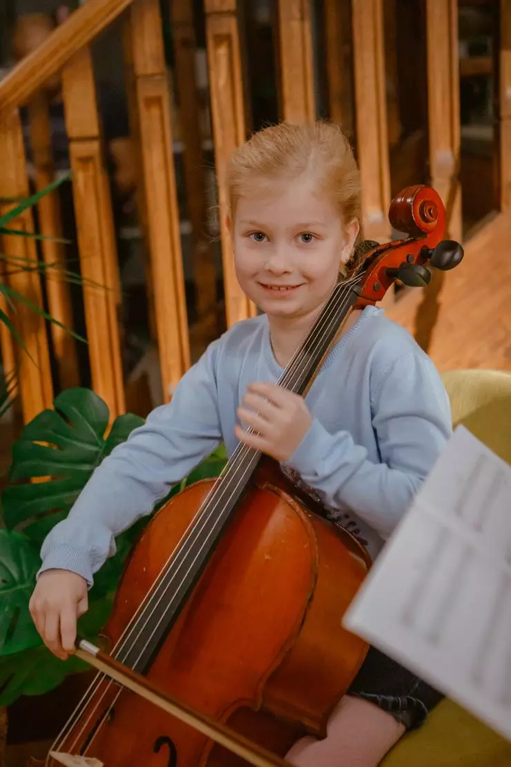 Další hvězda dítě na místě bylo Axigna Kortneva - dcera Alexei Kortnev. Měla několik hodin, aby se naučila hru Cello