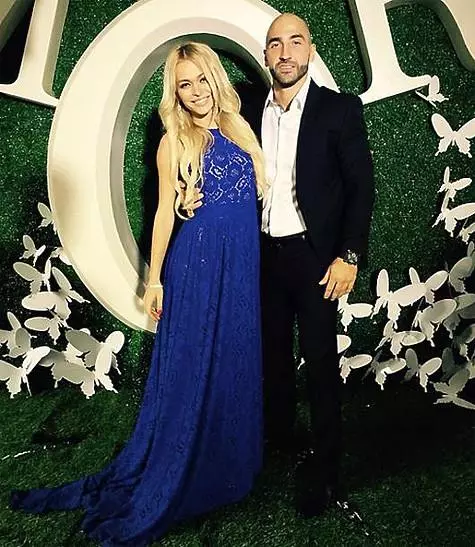Աննա Խիլկեւիչը եւ Արթուր Վոլկովը ամուսնացան օգոստոսի 7-ին: Ըստ նորապսակների, նրանք չէին կարողանան պաշտոնապես գրանցել իրենց ամուսնությունը, բայց ուզում են, որ երեխաները կրթեն իրական ընտանիքում: Լուսանկարը, Instagram.com/annakhilkevich: