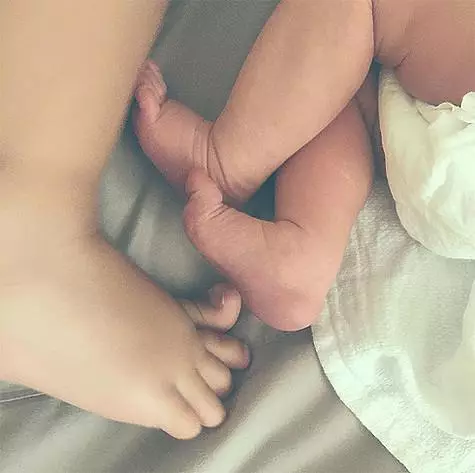 Olga Shelest แสดงให้เห็นถึงขาเล็ก ๆ ของลูกสาวคนที่สอง รูปภาพ: Instagram.com/olgashelest