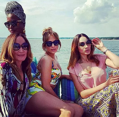 Jennifer Lopez thuê một du thuyền để sắp xếp một bữa tiệc Bachelorette với bạn gái. Ảnh: Instagram.com/jlo.