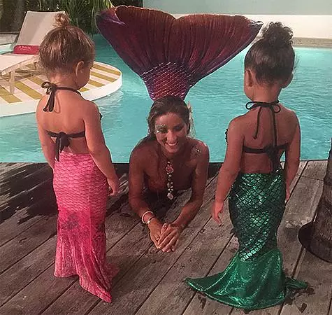 Døtre Kim og Courtney Kardashian kledd med havfruer. Foto: Instagram.com/kimkardashian.