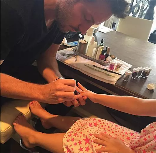 Putri Beckham ing patang taun ngunjungi salon kecantikan