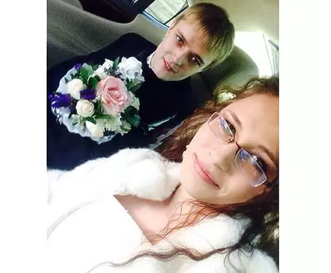سیرجی زویف جونیئر اور اس کی شادی کے دن ماریا بیکمافا. تصویر: Instagram.com/maribikaevaeva.