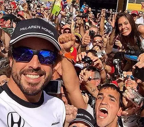 Fernando Alonso באגעגנט מיט די רוסישע מאָדעל פון דאַשאַ קאַפּטאַינאַ. פאָטאָ: ינסטאַגראַם.com/alo_oficial1.
