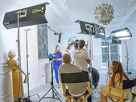 Neist it wurkjen yn it Amerikaanske model, liedt Katya Zharkova it programma "D'r is ien geheim" op Russyske televyzje. Foto: Facebook.com/estodinSekret.