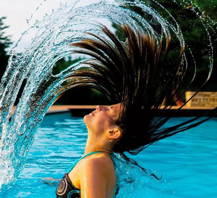 Намалете ја косата во душата пред да влезете во самиот базен