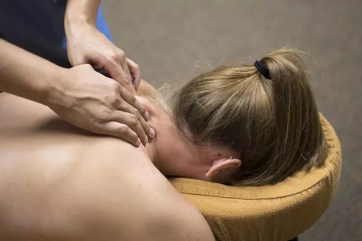Il massaggio aiuterà a rimuovere il dolore