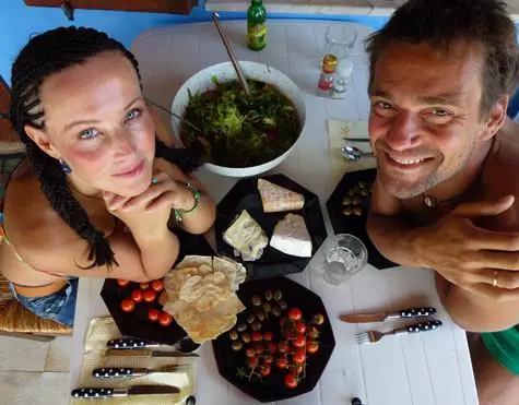 Julia et Dima par des expérimentateurs de la nature. Maintenant, ils étaient fascinés par un régime alimentaire populaire - nourriture crue. Photo: Archive personnelle Dmitry Miller et Yulia Delos.