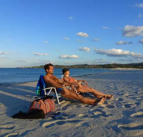 Nan Sardinia, rayisab repoze pou yon mwa antye. Epi, koulye a gen aranjman pèmanan la. Foto: pèsonèl achiv Dmitry Miller ak Yulia DELOS.