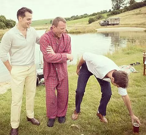 Maten an apre maryaj la: Guy Richie nan pijama, Henry Cavill detire dèyè yon vè ak byè, epi sèlman fotèy la (agoch) sanble byen volontyolman. Foto: Instagram.com/guyritchie.