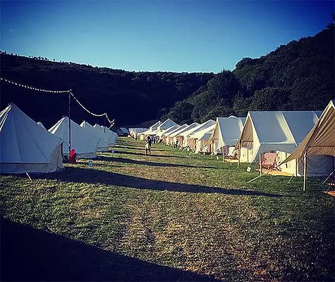На територијата на имотот за гости, беа инсталирани куќи и шатори. Фото: Instagram.com/lucalvani.